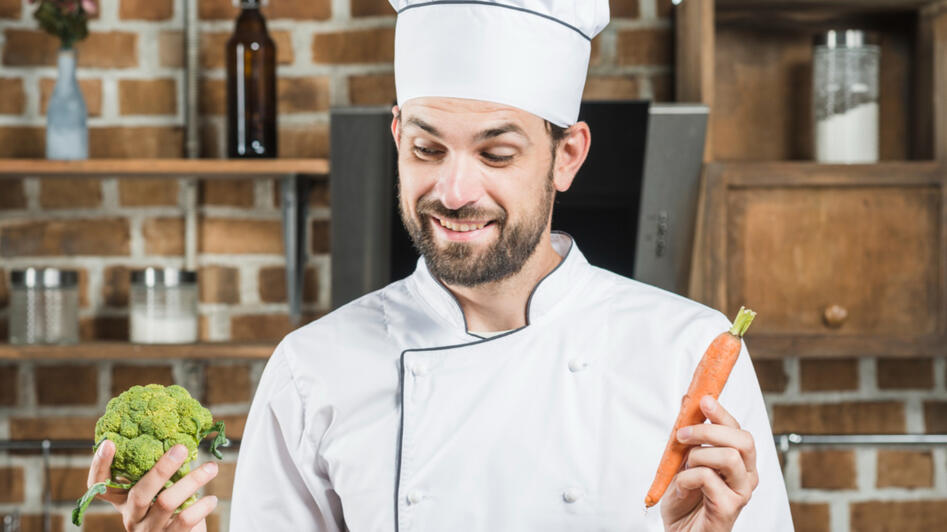 Amir Vaknin cooking